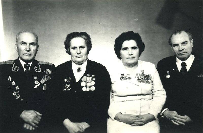 Фото. Е.В. Попова с ветеранами ВОВ.