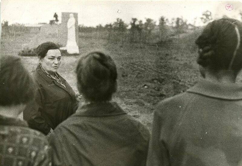 Фото. Памятник на месте расстрела мирного населения в 1941 году.