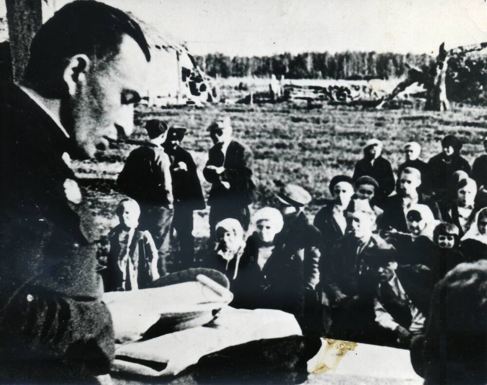 Фото. Тов.Гришин В.В. выступает перед гражданами деревни 1942 год