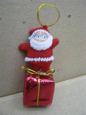 Игрушка новогодняя Дед Мороз. Из пласт-массы на красном коробке с подарками, одет в красный комбинезон и шапку. Россия