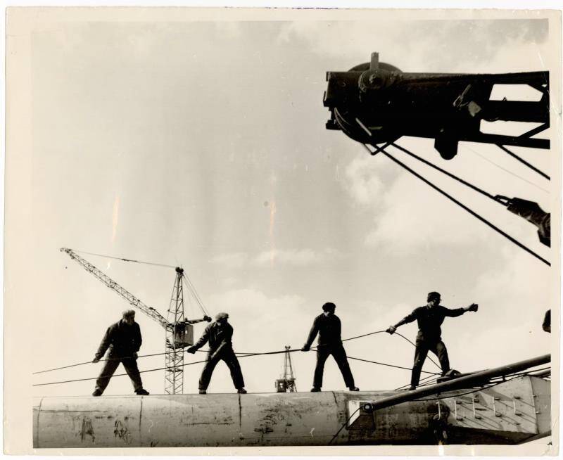 Фотография. Монтажники из бригады И.Д.Грядкина за монтированием башенного крана в 8- ом комплексе города