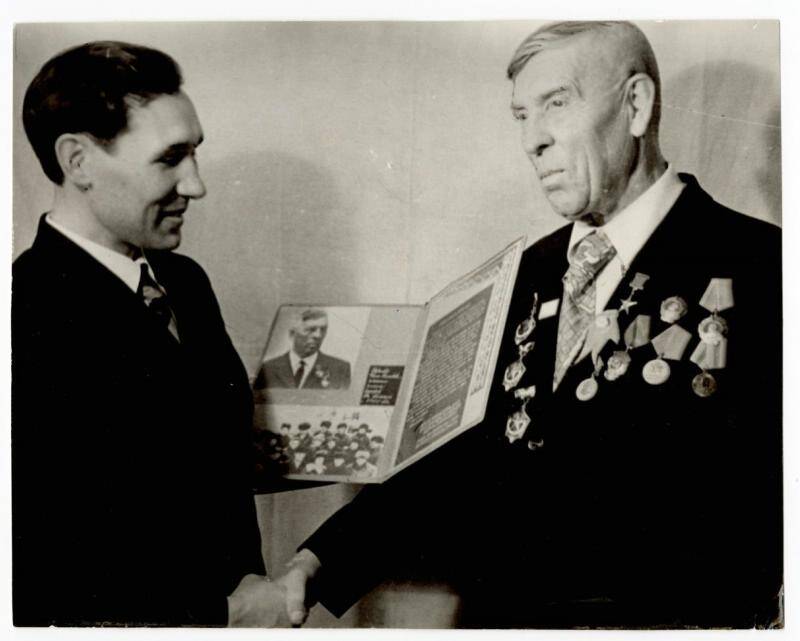 Фотография. Раис Салахов вручает А. Г. Стаханову диплом почетного КамАЗовца