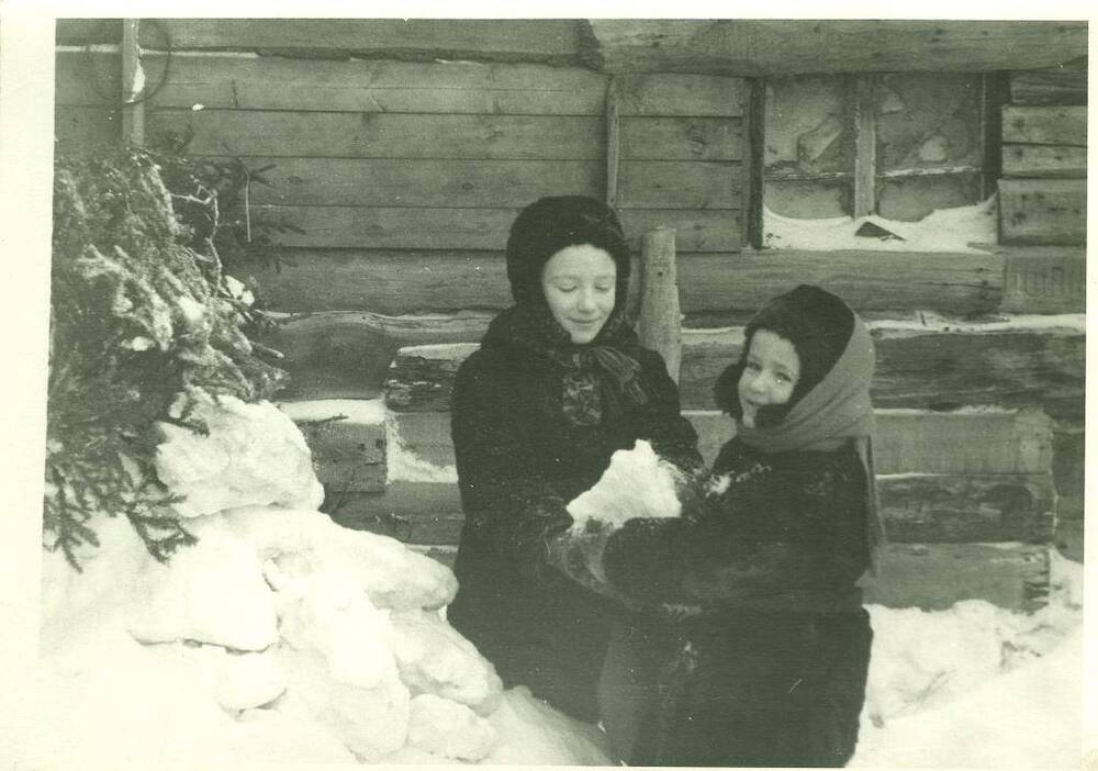 Фото черно-белое, групповое Комлевы Таня и Вадик играют во дворе дома. Г. Печора, Коми АССР, 1958 г.
