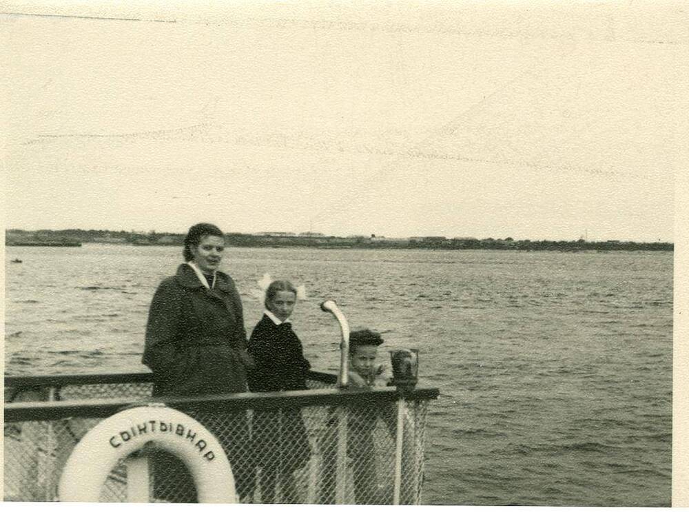 Фото черно-белое, сюжетное Комлева М.И. с детьми на пароходе. Река Печора. Коми АССР, 1957-е – 1958-е гг.