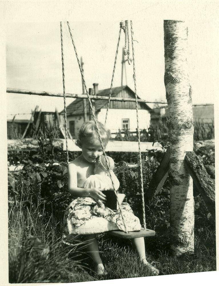Фото черно-белое, сюжетное Комлева Таня с куклой на качелях. Г. Печора, Коми АССР, 1950-е годы, начало
