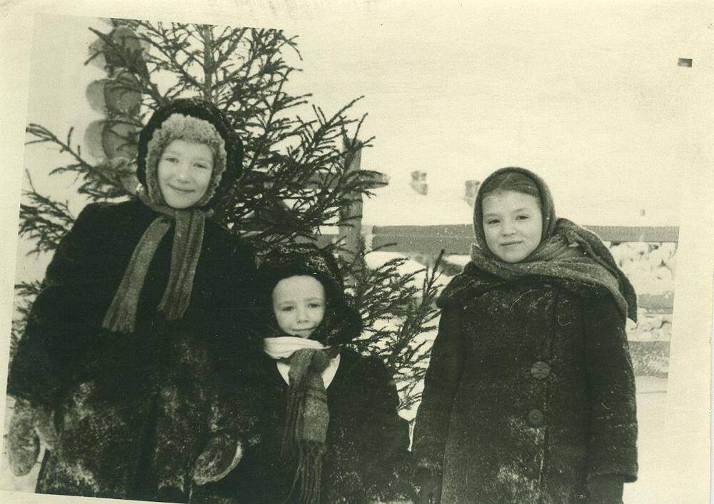 Фото черно-белое, групповое Брат и сестра Комлевы с подругой, г. Печора, Коми АССР, 1957 г.