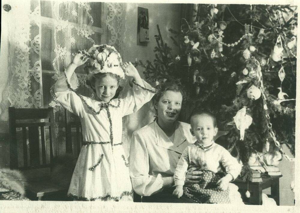 Фото черно-белое, групповое Комлева М.И. с детьми около новогодней елки. Г. Печора, Коми АССР, 01.01.1956 г.