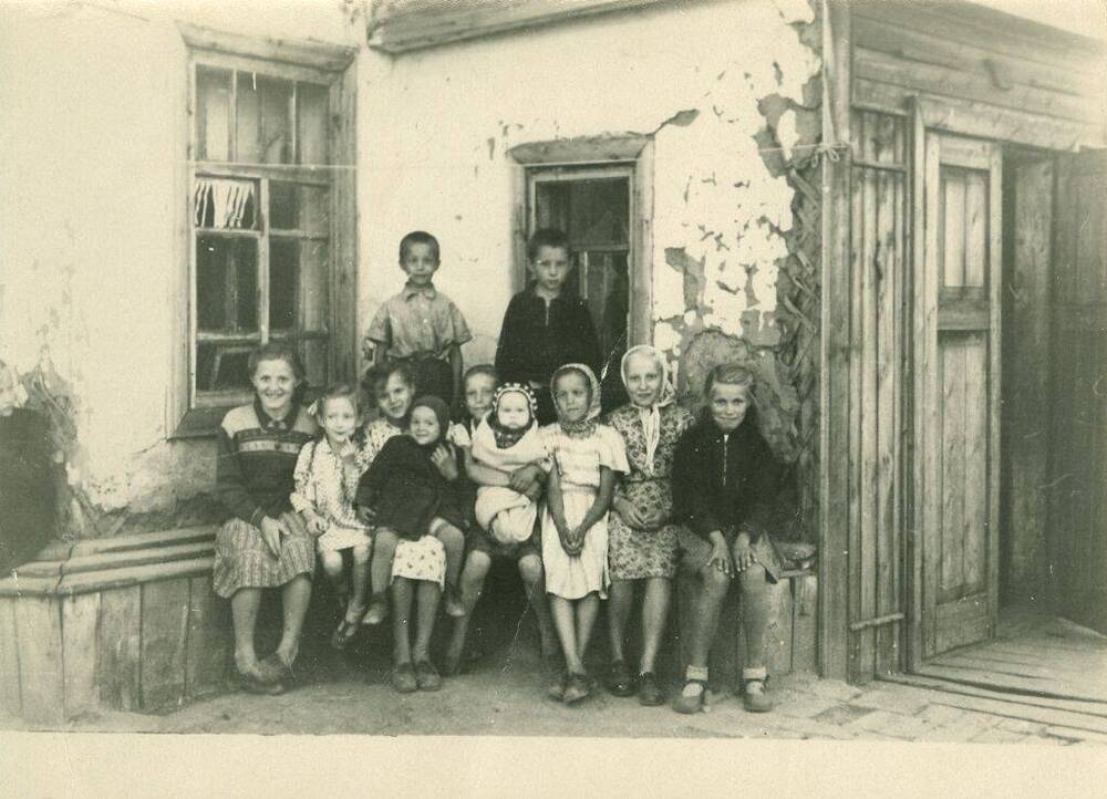 Фото черно-белое, групповое Соседские ребята во дворе дома. Г. Печора, Коми АССР, 1954 г.