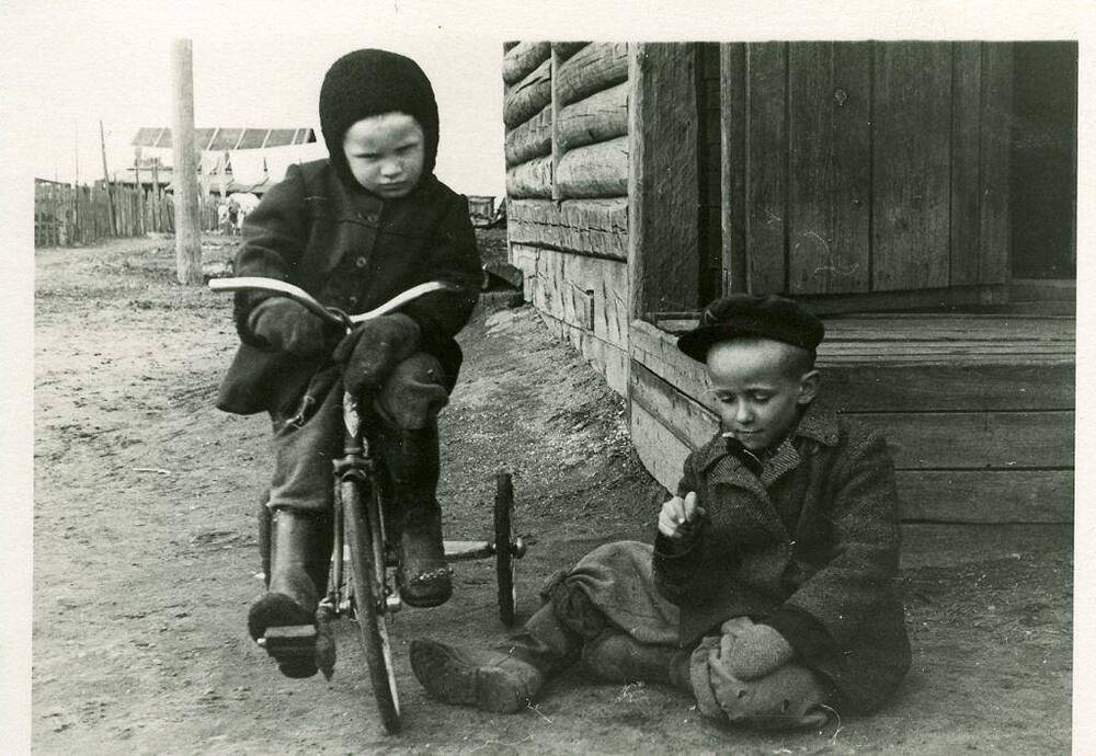 Фото черно-белое, сюжетное Комлев Вадик играет с другом, г. Печора, Коми АССР, 1960 г.