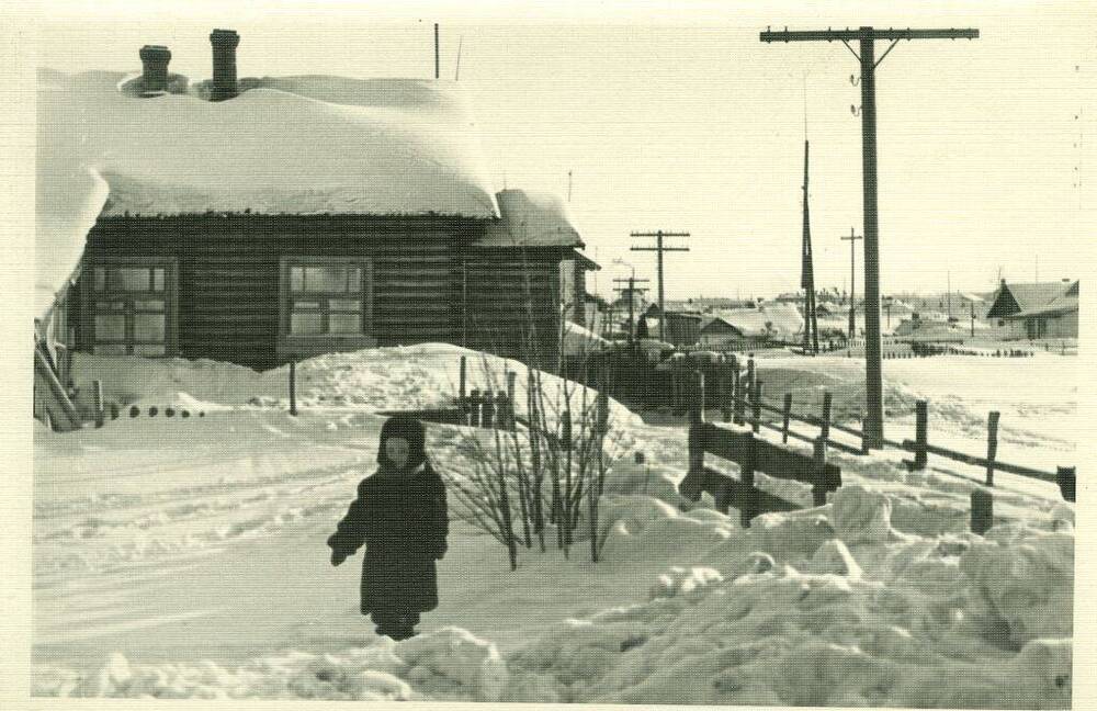 Фото черно-белое, сюжетное Комлев Вадик на лыжах. Г. Печора, Коми АССР, 1957 г.