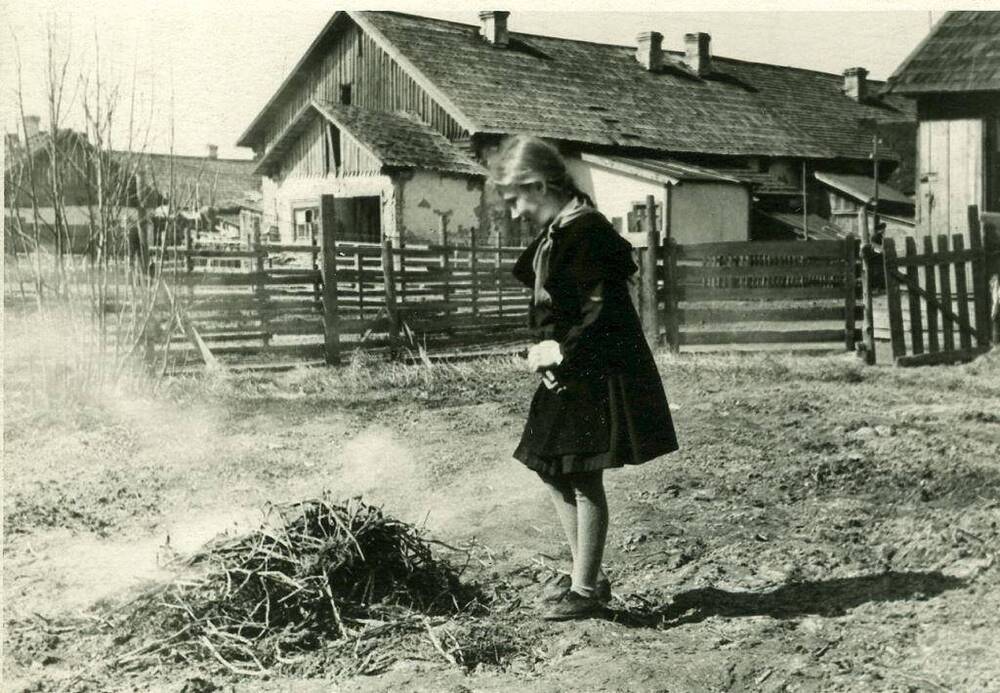 Фото черно-белое, сюжетное Комлева Таня у костра, г. Печора, Коми АССР, 1957 г.