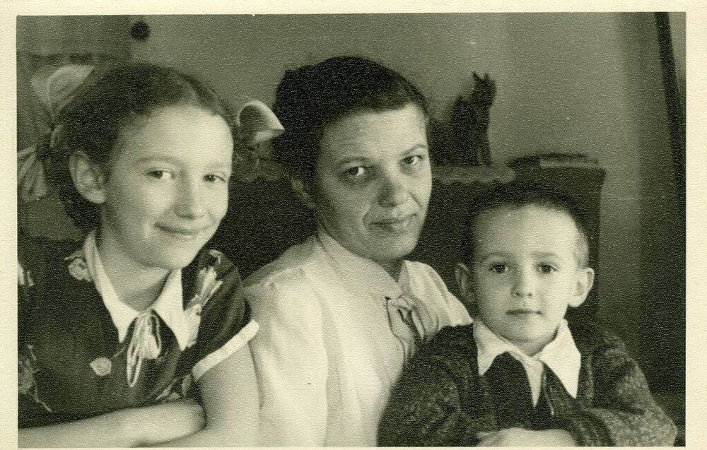 Фотопортрет черно-белый, погрудный Семья Комлевых. Г. Печора, Коми АССР, 1958 г.