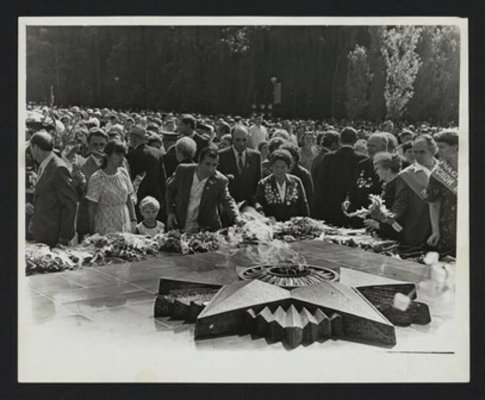 Фото  Вечный огонь на мемориале офицерского кладбища в Курске 