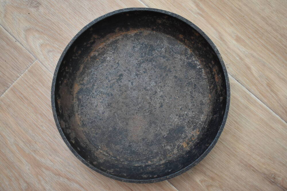 Сковорода дюпалиминиевая бывшая в употреблении за 45 копеек.