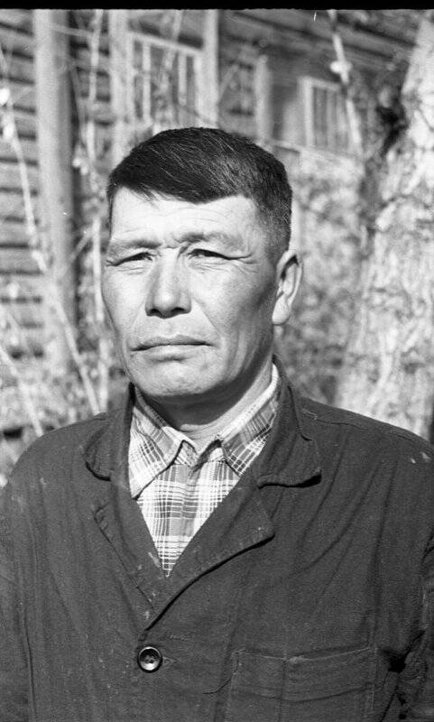 Фотонегатив. Монгуш Бурбу Калчанович, родился в 1923 г. в местности Сют-Хол Дзун-Хемчикского района Тувинской АССР, он кавалерист - пулеметчик.