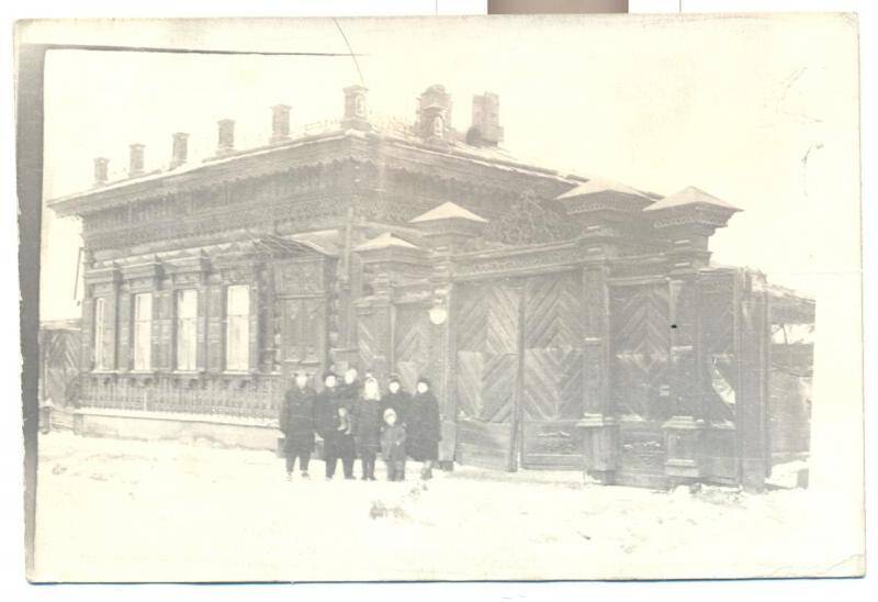 Фотография черно-белая. Семья Худяковых на фоне дома