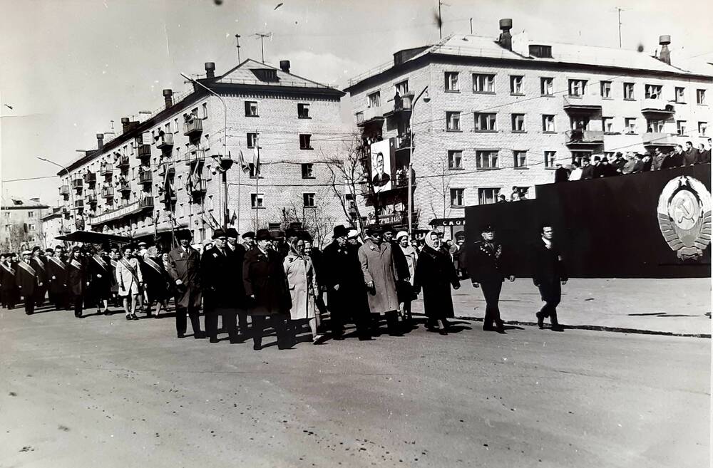 фотография. Колонна демонстрантов у трибуны 1 мая 1975 года, г.Серов ул Ленина (мимо к/т Родина)