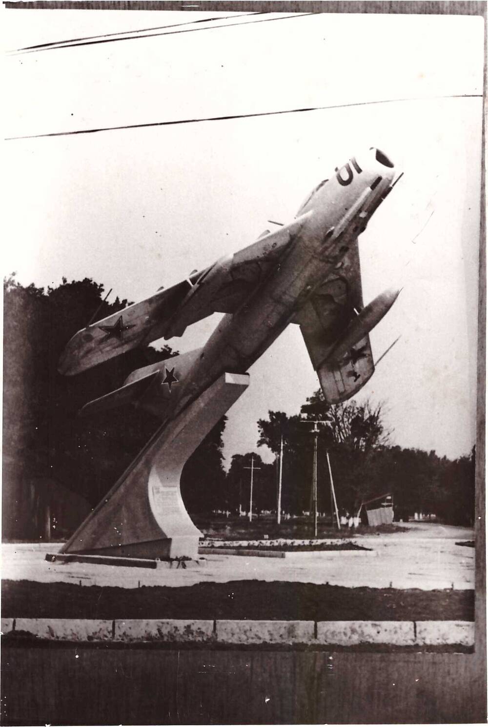Фотография: самолет в честь подвига В.Серова, Героя Советского Союза, г. Курганинск, в районе Сахарного завода, сооружен в августе 1978 г.