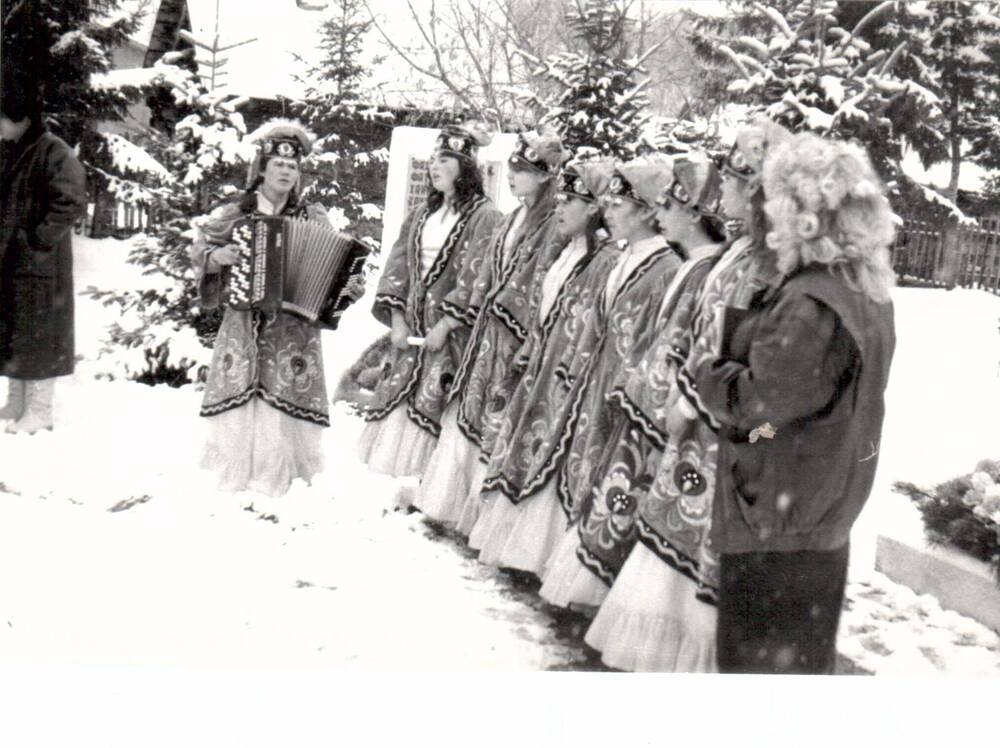Май 1993 г. Осиктакан ансамбль Эвенкийский.