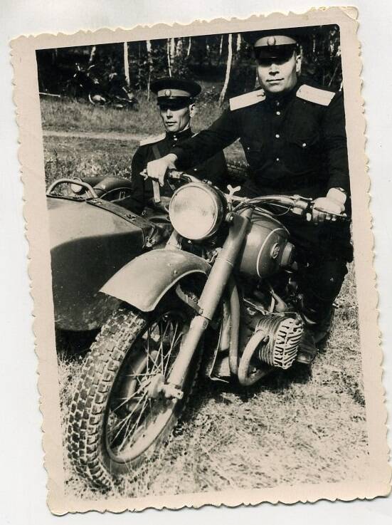 Фото. Сотрудники ГАИ на мотоцикле в лесу, за рулем Солгунов А.М. 1957г.