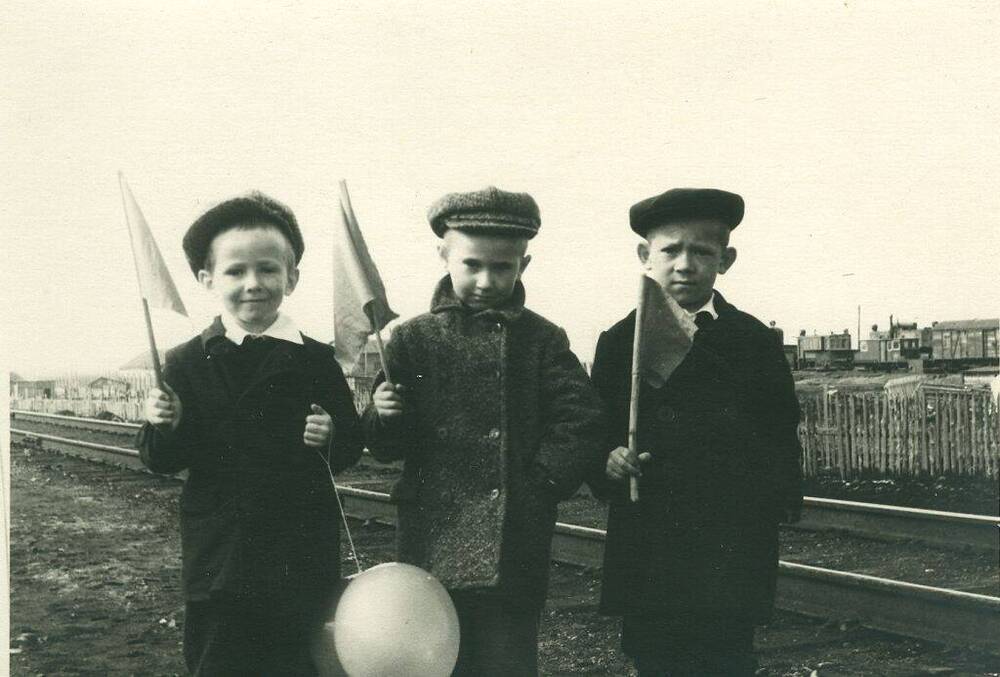 Фото черно-белое, групповое Дети Старого поселка собрались на демонстрацию. Г. Печора, Коми АССР, 1958 г.