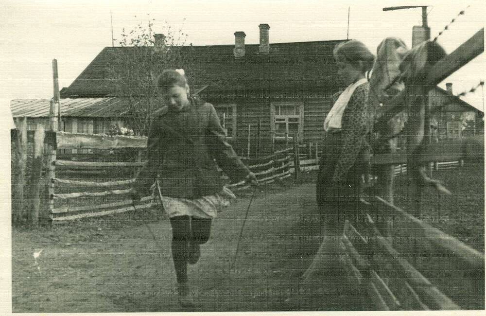 Фото черно-белое, сюжетное Игра на улице со скакалкой, г. Печора, Коми АССР, 1960 г.