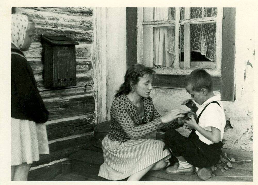 Фото черно-белое, сюжетное Комлевы Таня и Вадик ловят мух, г. Печора, Коми АССР, 1961 г.