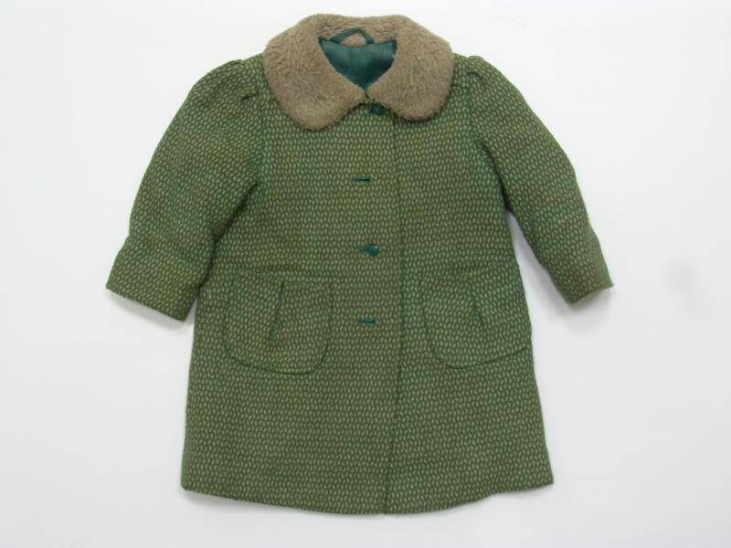 Пальто детское зелёного цвета с мелким геометрическим орнаментом.