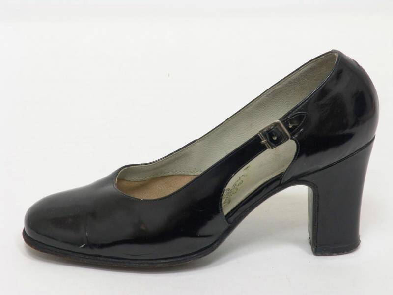 Туфля женская чёрная лаковая с ремешком, на каблуке (левая).