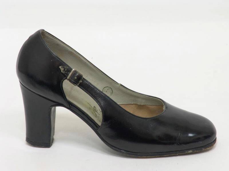 Туфля женская чёрная лаковая с ремешком, на каблуке (правая).