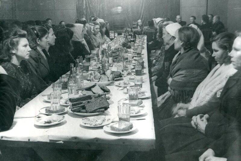 Фотография черно-белая. Череповецкий р-он, совхоз Комсомолец. В клубе подготовка к банкету для встречи нового 1951 года.