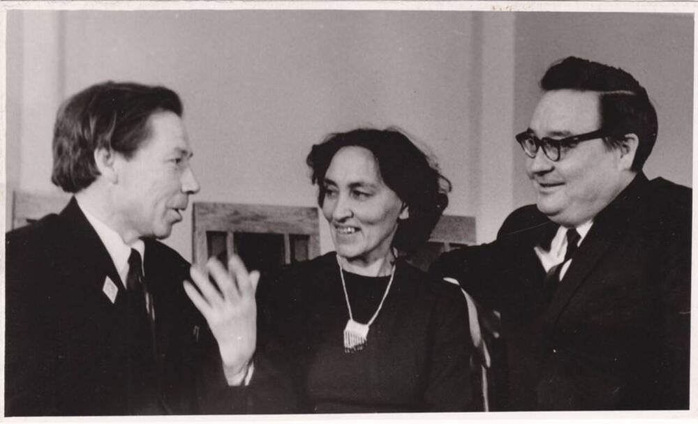 Фотография. В. Юксерн с писателями М. Якимовым и В. Бояринцевой
