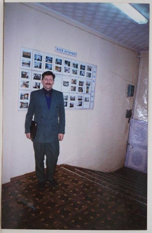 Фотография Никульшин С.М. - заведующий Гороно г. Колпашево в коридоре здания представительства НГАУ.
