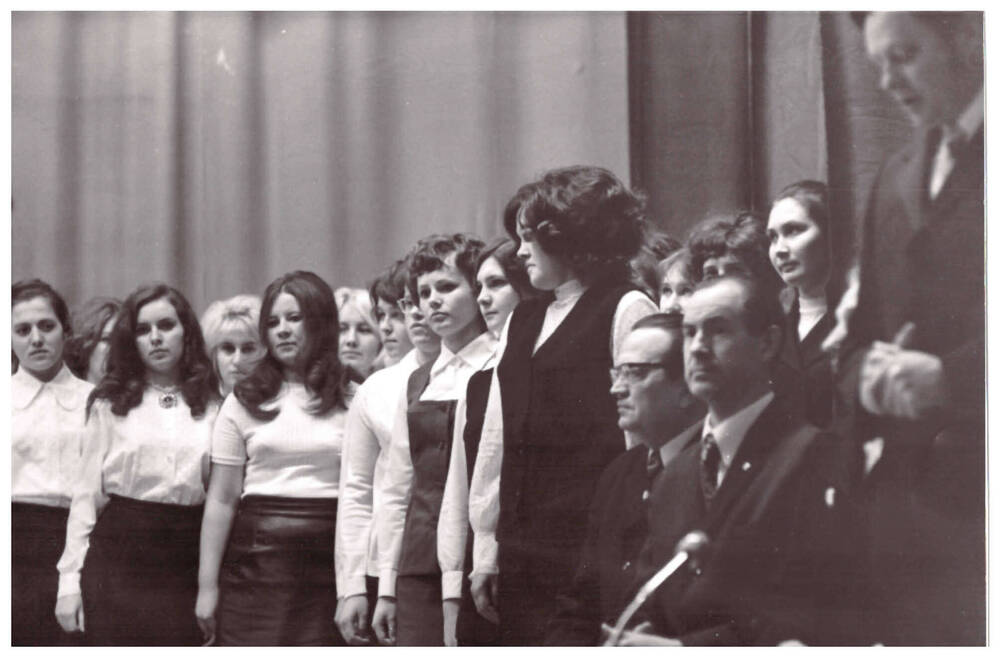 Фото чёрно-белое, посвящение в рабочий класс, с напутственным словом выступает начальник отдела ОРСа, Спицын А. С., 1973 г., Пенза - 19