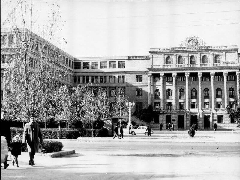 Фотография. Здание Азербайджанского политехнического института.