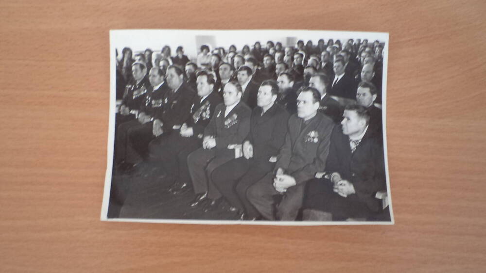 Фото ветеранов ВОВ - назаровцев на собрании