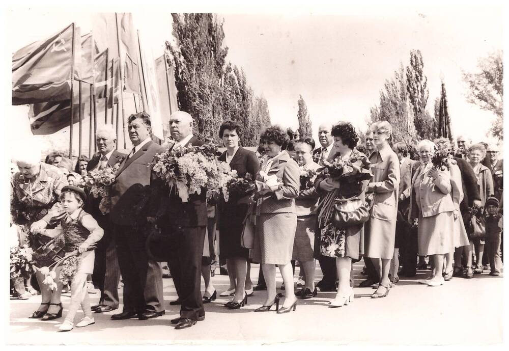 Фотография черно-белая.  Возложение цветов к вечному огню  у мемориала  на пл. Революции г. Курганинск