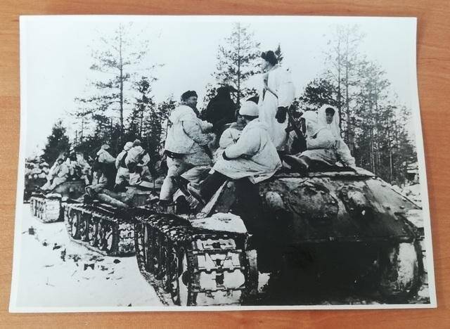 Фотография. Танкисты и десантники 152-й отдельной танковой бригады перед штурмом 8 ГЭС (с негатива 1943 г.)