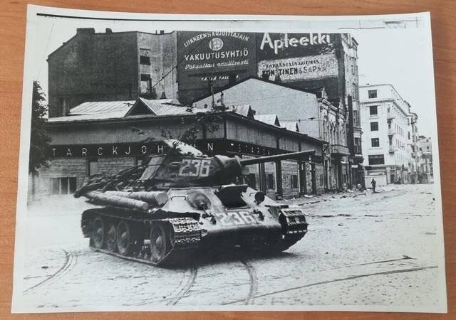 Фотография. Танки №236 152 отдельной танковой бригады на улицах Выборга