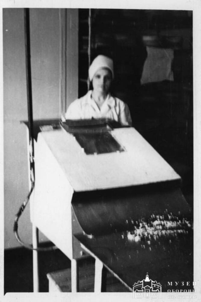 Фотография видовая. Машина для разрезания бисквитов в кондитерском цехе хлебозавода № 2 Севастопольского хлебокомбината.