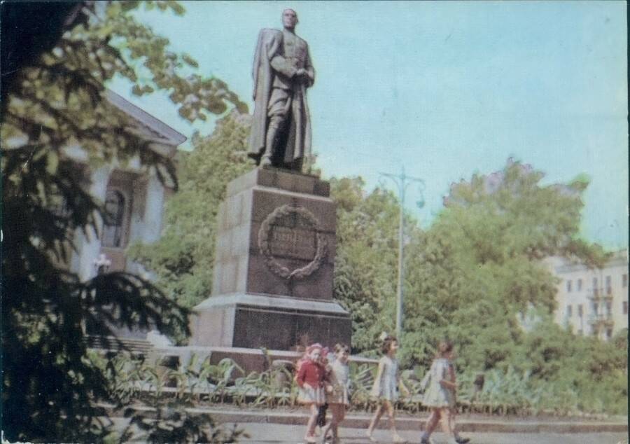 Памятник гуртьеву в орле фото