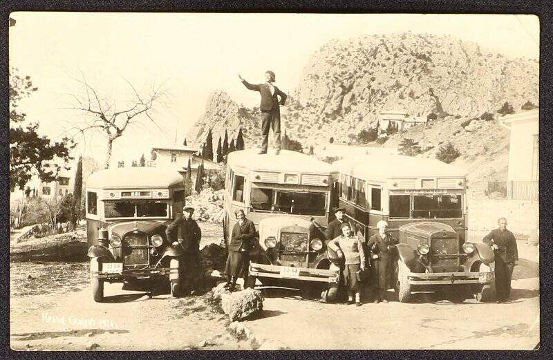 Фотография групповая. Водители автобусов по маршруту «Ялта-Симеиз» на Симеизской автостанции.