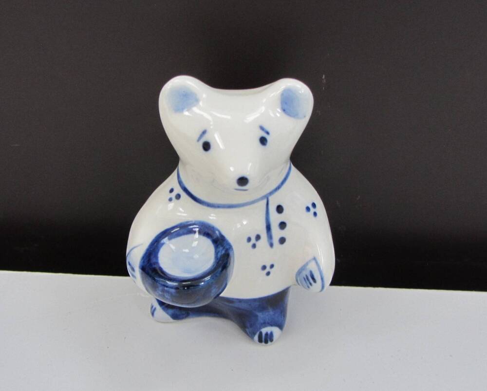 Скульптура малых форм «Медведь» из скульптурной группы «Три медведя». СССР, ПО «Гжель», 1986 – 1990 гг.