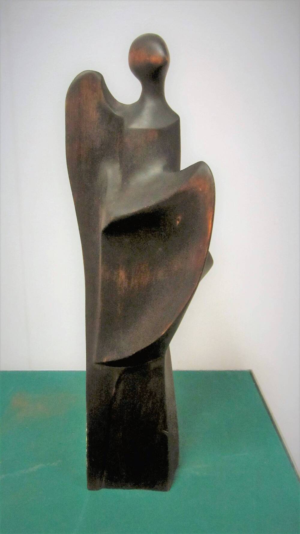 Скульптура малых форм «Икар, примеряющий крылья».