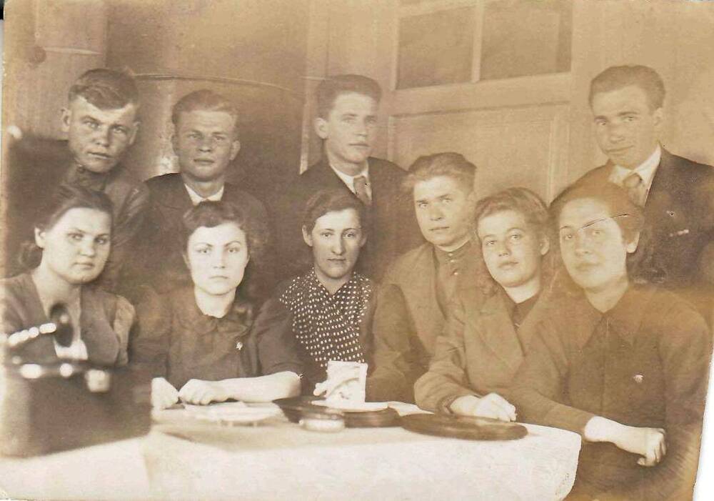 Фото ч/б, групповое   10 человек. Сарепта 1946г.