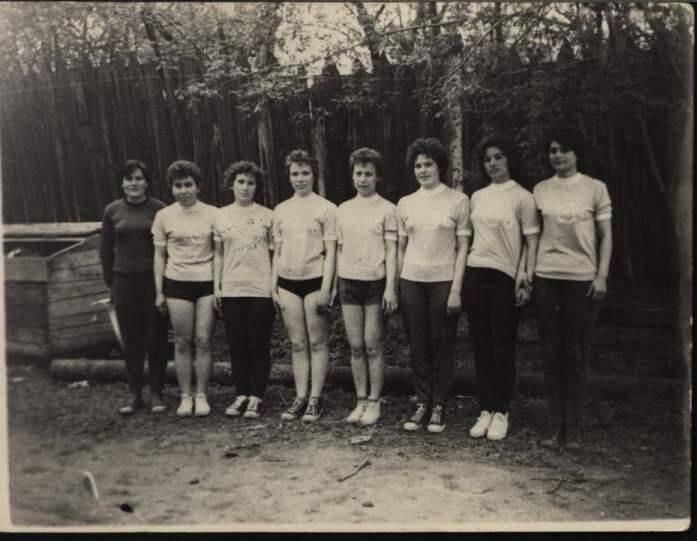 Фотография черно-белая. Команда по волейболу СМУ-6  КГС