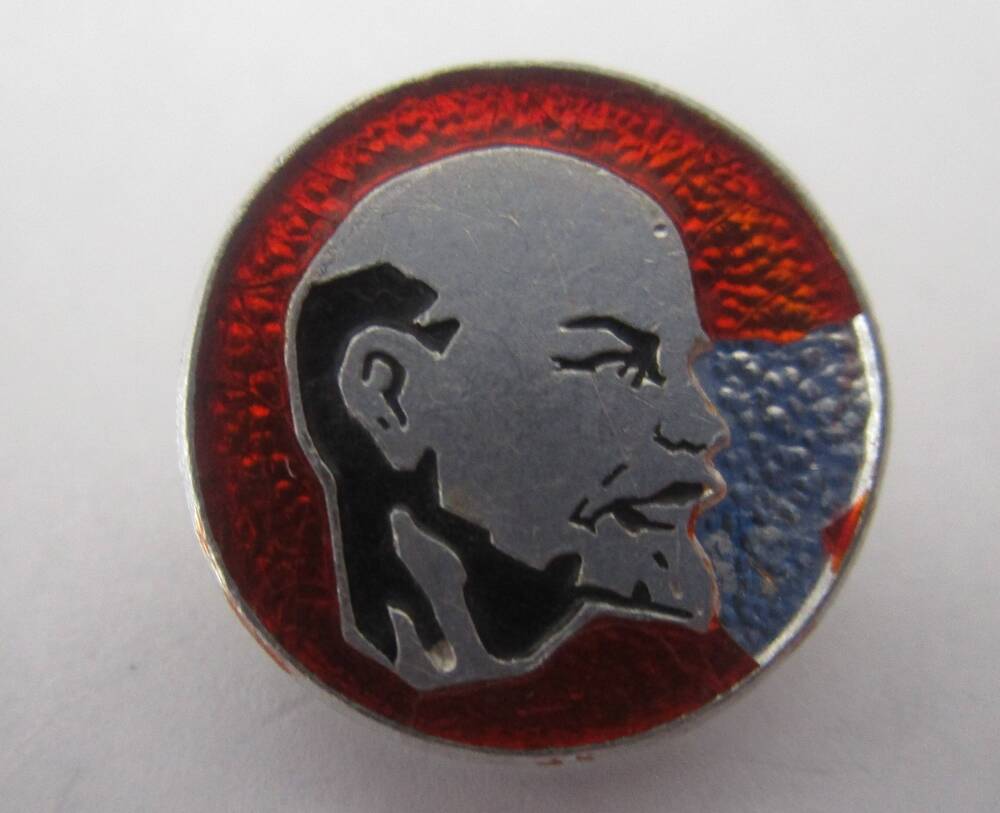 Значок. На красном фоне голова В. И. Ленина. Круглой формы. Коллекция значков, собранная Жильцовым В. Н..