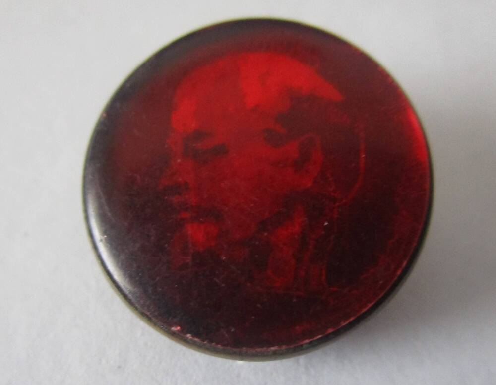 Значок. На красном фоне профиль В. И. Ленина. Круглой формы. Коллекция значков, собранная Жильцовым В. Н..