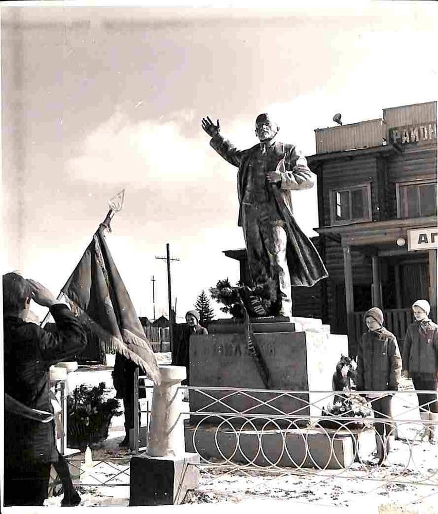 Фото сюжетное. Возложение венков к памятнику В.И.Ленина в честь дня его рождения. пос.Тындинский. 22 апреля 1975 года