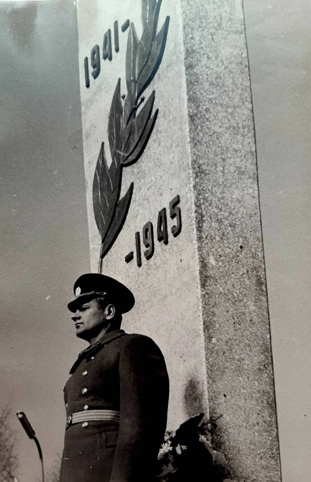 фотография.Обелиск воинам, погибшим в годы Великой Отечественной войны. Почетный караул 9 мая 1970г